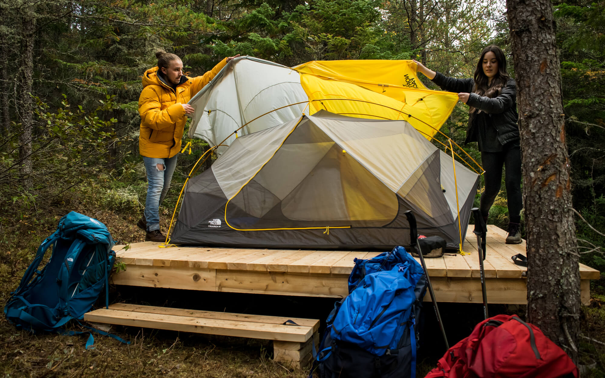 Territoire Charlevoix – Camping sur plateforme, montage de la tente