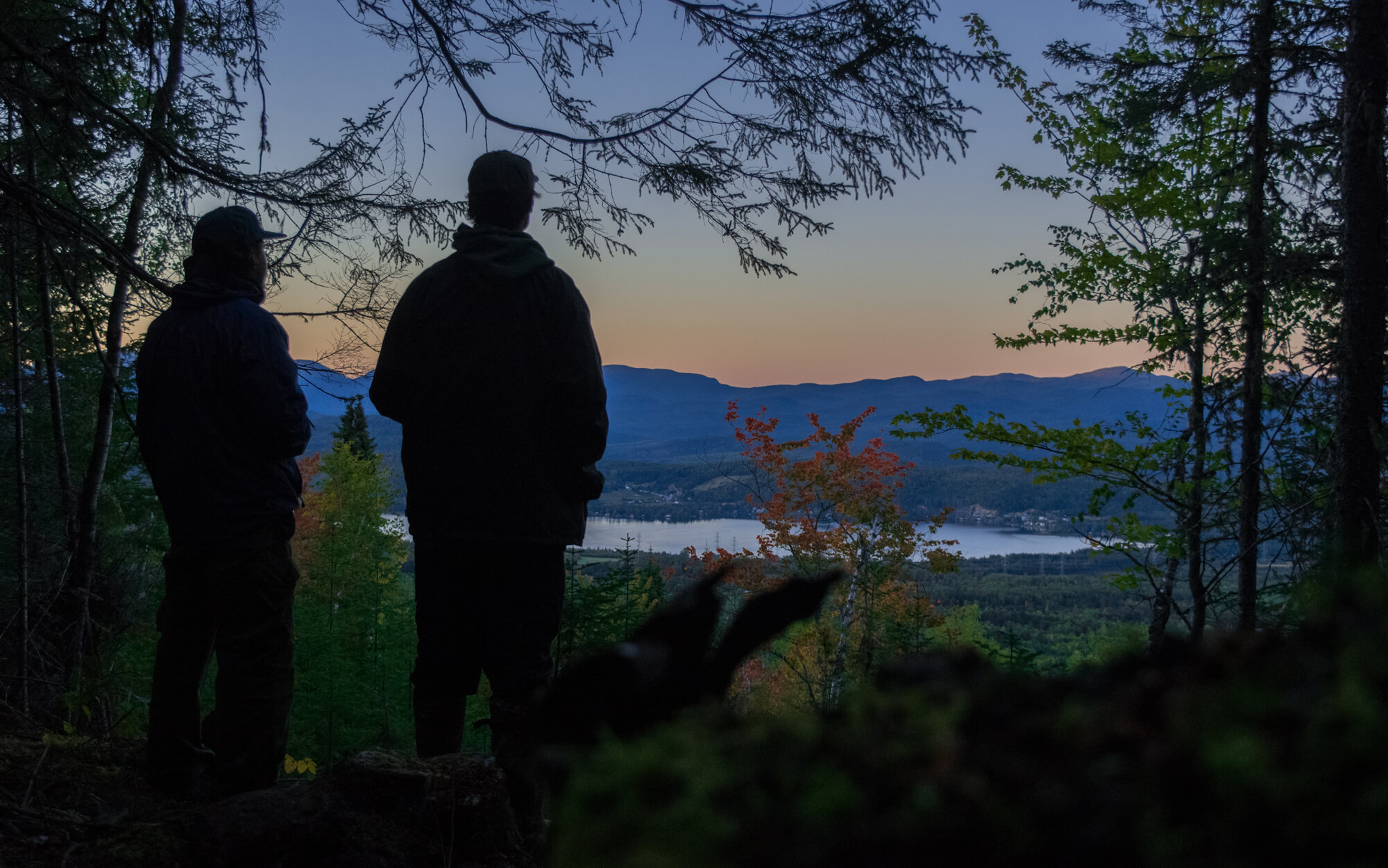 Territoire Charlevoix – Deux hommes devant la vallée