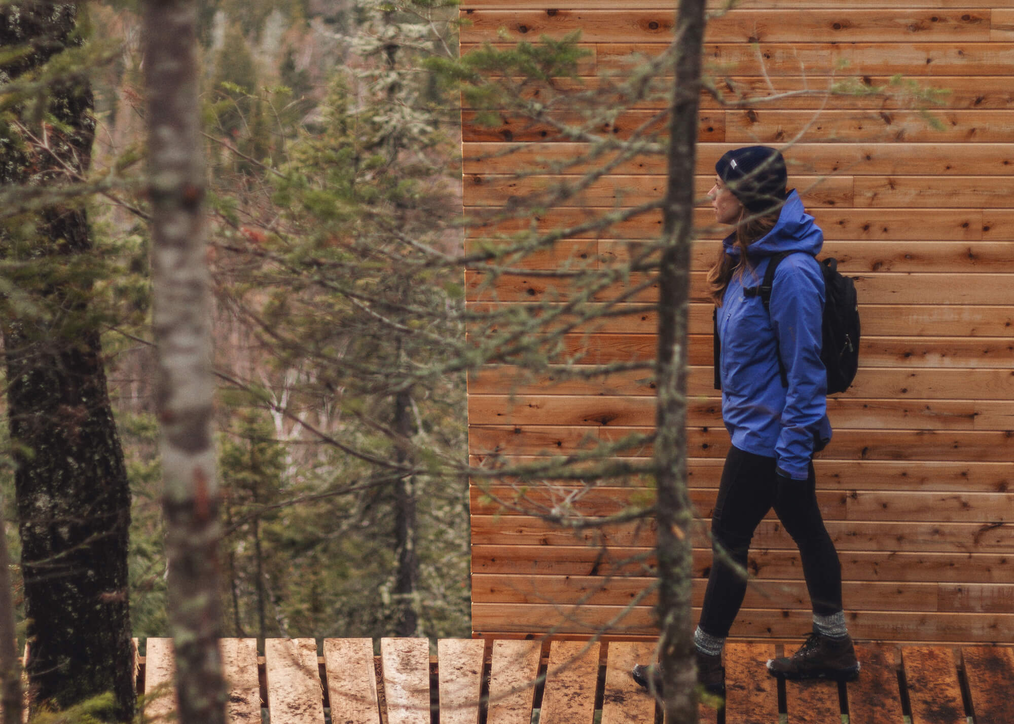 Territoire Charlevoix – Marche sur une passerèlle